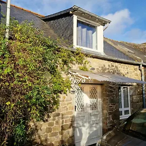 Maison De Pécheur Typique Presqu’île Jacut Sur Saint-Jacut-de-la-Mer